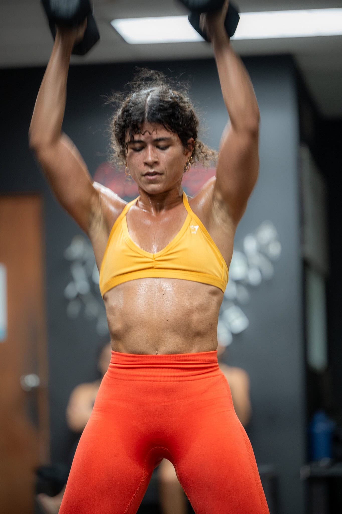 Ámbar Carola en Entrenamiento Funcional – Guasábara Fitness Ámbar Carola entrenando con pesas en Guasábara Fitness, San Juan, Puerto Rico