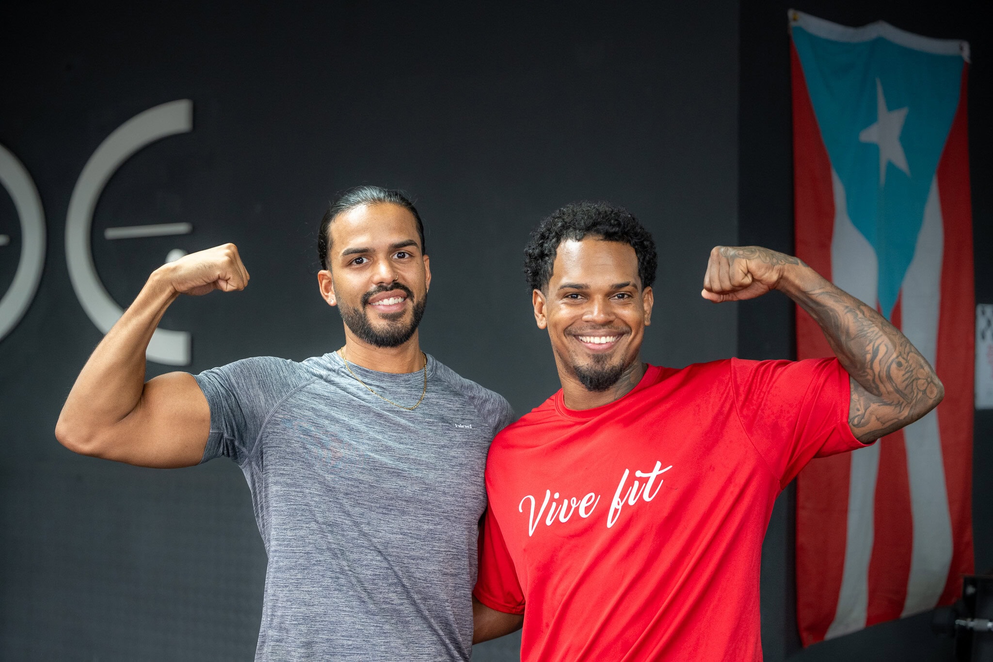 Entrenadores Malcolm Cuadra y Kelvin Orta en Guasábara Fitness Malcolm Cuadra y Kelvin Orta, entrenadores personales en Guasábara Fitness, sonriendo y posando juntos