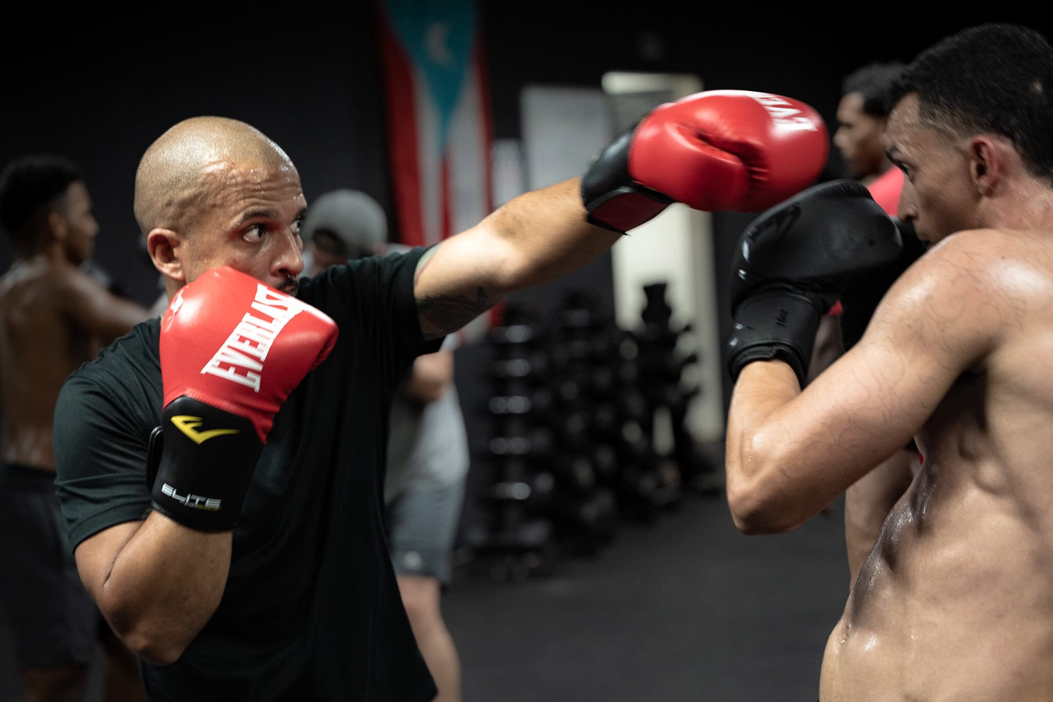 Muay Thai training session at Guasábara Fitness with athletes sparring in gloves