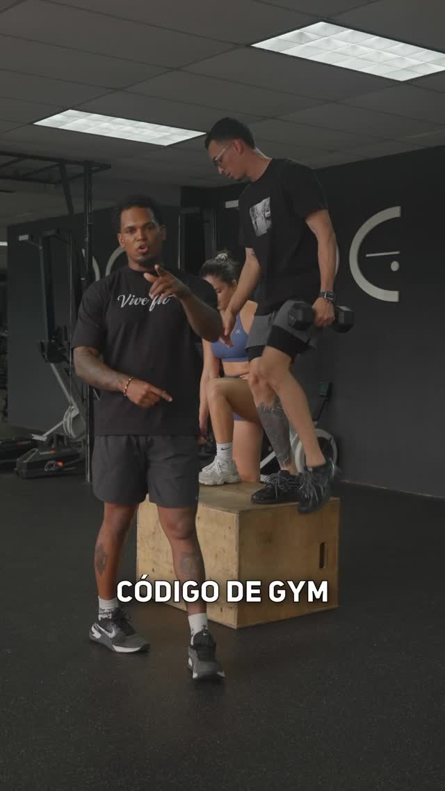 Malcolm Cuadra da un mensaje sobre respeto en el gimnasio durante una sesión en Guasábara Fitness, parte de su serie “Código de Gym”.