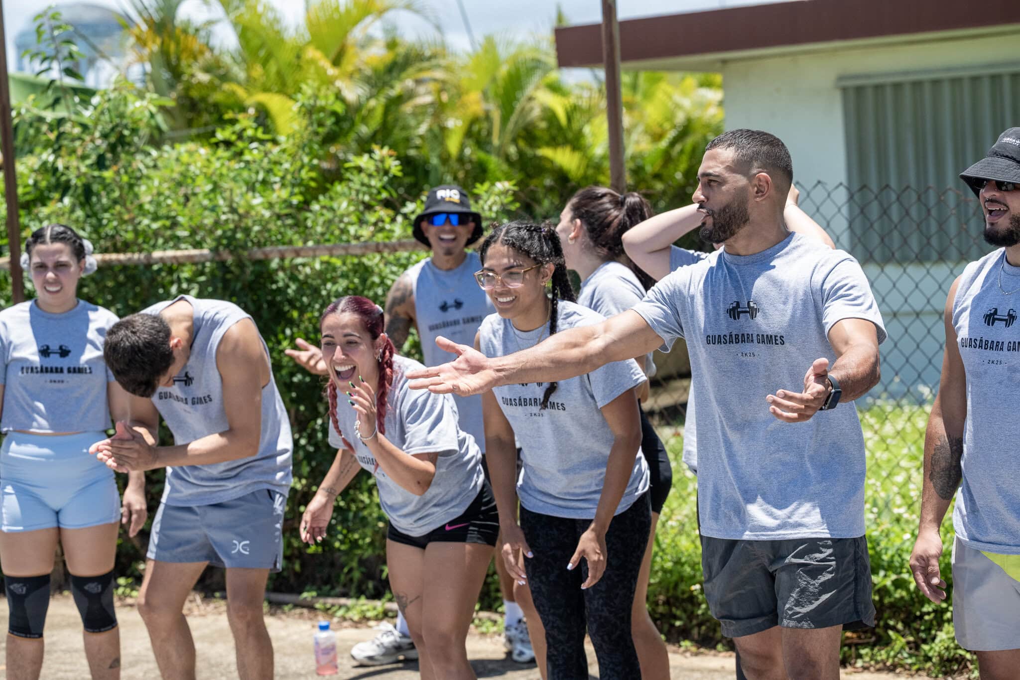 Participantes del equipo gris celebran durante los Guasábara Games 2025 en San Juan