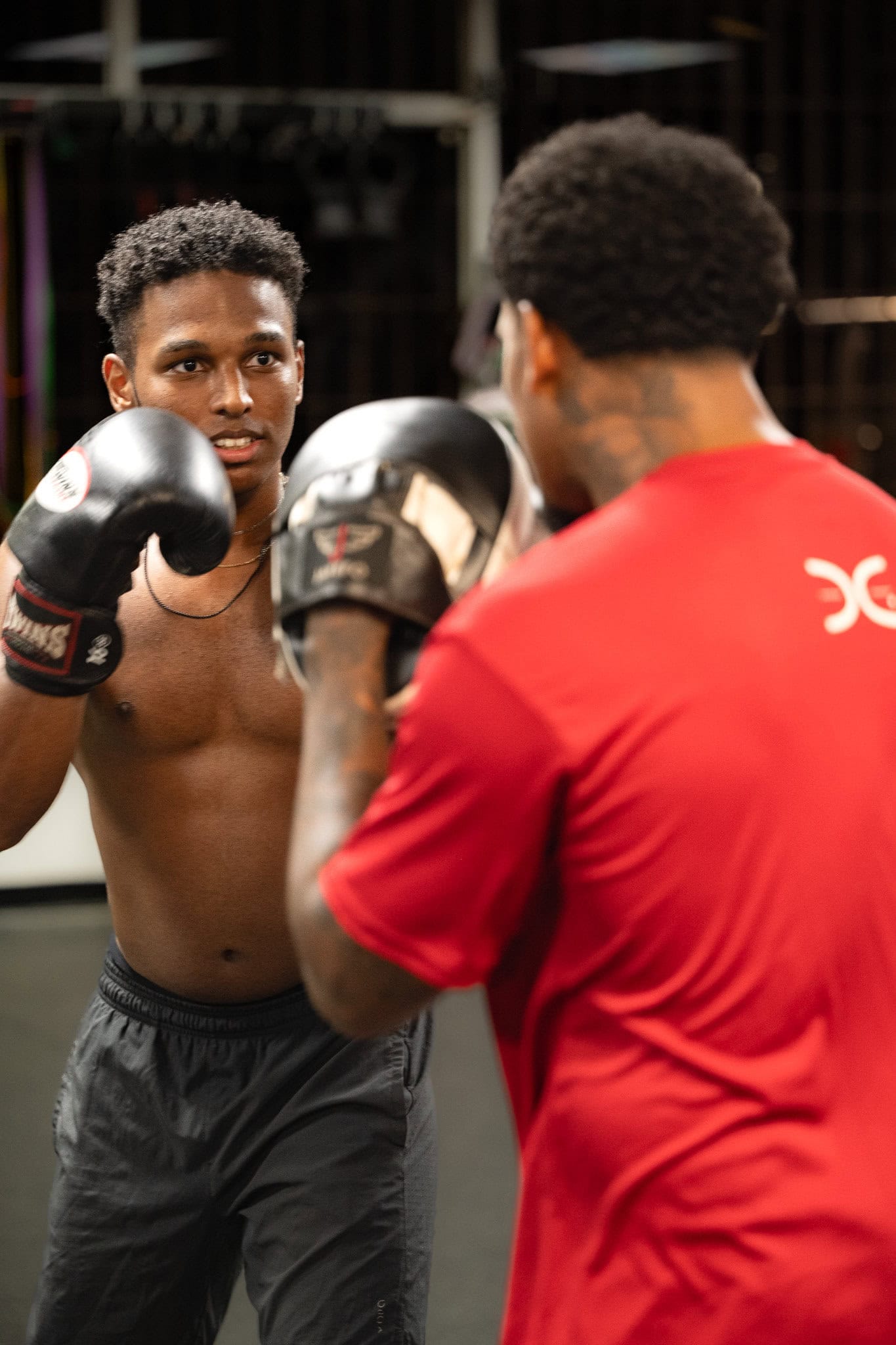 Estudiante entrenando Muay Thai con Malcolm Cuadra Estudiante en plena práctica de Muay Thai en Guasábara Fitness
