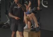 Malcolm Cuadra da un mensaje sobre respeto en el gimnasio durante una sesión en Guasábara Fitness, parte de su serie “Código de Gym”.