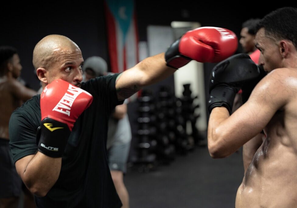 Muay Thai training session at Guasábara Fitness with athletes sparring in gloves